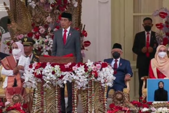 Sempat Hujan Lalu Reda, Upacara Penurunan Bendera Merah Putih Berjalan Lancar - JPNN.COM