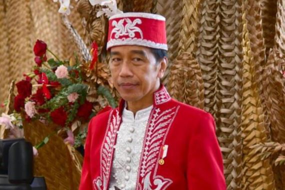 Jadi Irup Upacara Detik-detik Proklamasi, Jokowi Pakai Baju Adat Ini? Warnanya Menyala - JPNN.COM
