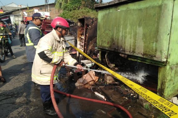 Kebakaran Warung Kopi di Bekasi, Ibu dan Anak Tewas - JPNN.COM