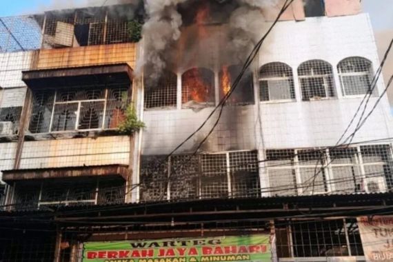 Kebakaran Indekos di Jakarta Barat, 6 Orang Tewas, 3 Lainnya Luka-Luka - JPNN.COM