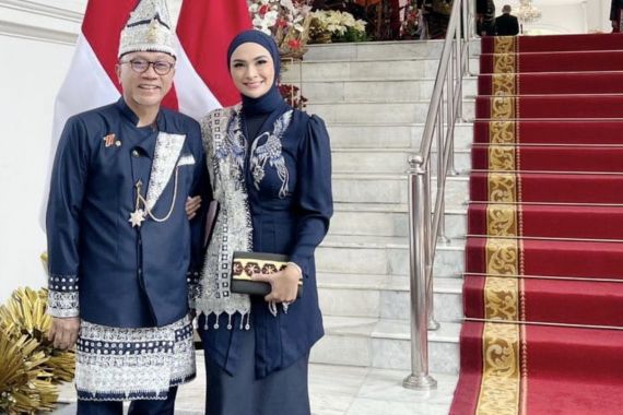 Didampingi Putrinya, Zulhas Kenakan Baju Adat Lampung Twist Modern di Istana Negara - JPNN.COM