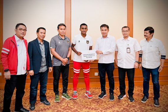 Jokowi Berikan Bonus Kepada Timnas Sepak Bola U-16, Nilainya Sebegini - JPNN.COM