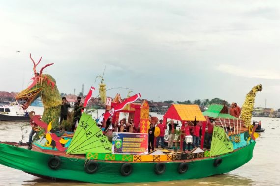 Parade Perahu Hias Percantik Sungai Musi Palembang - JPNN.COM