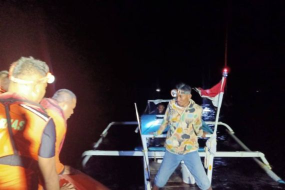 Mesin Kapal Rusak, 2 Orang Terombang-ambing di Tengah Laut Selama 6 Jam - JPNN.COM
