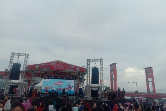 Diguyur Hujan Deras, Atap Panggung Parade Perahu Hias di Palembang Ambruk, Ada Korban? - JPNN.COM
