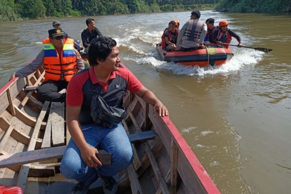 Cari Pemuda yang Tenggelam di Sungai Rokan Kiri, Anggota Polisi Menyelam - JPNN.COM