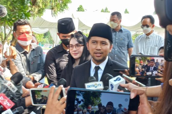 Jenazah Hermanto Dardak Telah Dimakamkan, Emil Dardak Bilang Begini - JPNN.COM