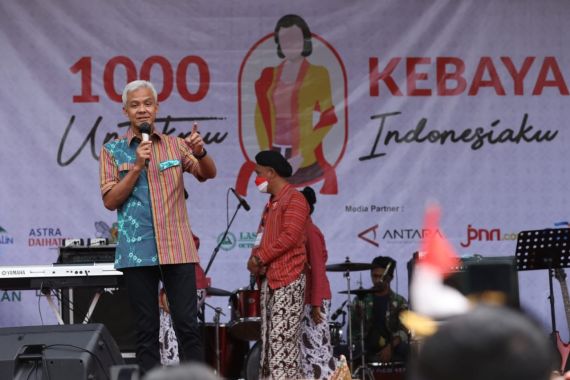 Ganjar Pranowo Ajak Masyarakat Pakai Baju Adat Tiap Kamis - JPNN.COM