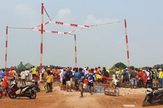 Ratusan Orang Ramaikan Lomba Burung Merpati di Bekasi, Hadiahnya Enggak Main-Main - JPNN.COM