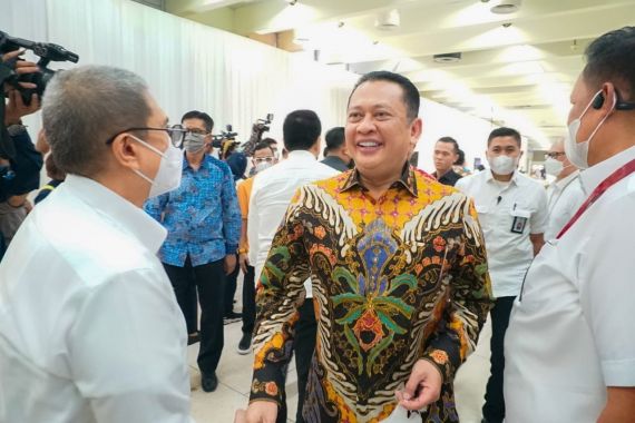 Harga Tiket Pesawat Turun, Bamsoet Mengapresiasi Pemerintah - JPNN.COM