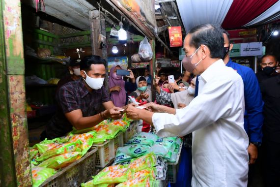 Saat Jokowi Bagikan Bansos di Pasar Larangan Sidoarjo, Ada yang Bahagia - JPNN.COM