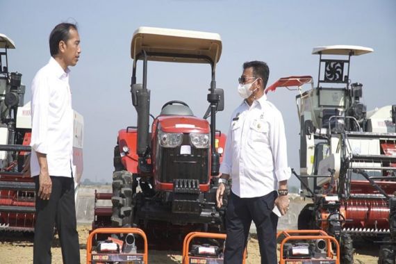 Jokowi Meluncurkan Program Taksi Alsintan untuk Dorong Petani Lebih Mandiri - JPNN.COM