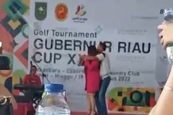 Heboh Aksi Tak Pantas Wanita Seksi di Turnamen Golf Gubernur Riau, Bang Erisman Angkat Bicara - JPNN.COM