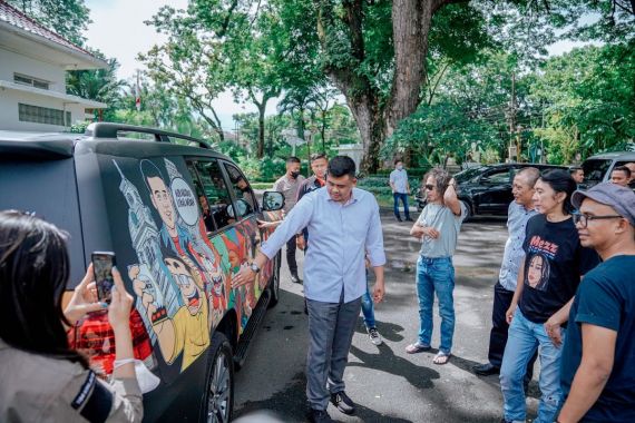 Menantu Pak Jokowi Ajak Generasi Muda Mural Dinding Stadion Binaraga - JPNN.COM