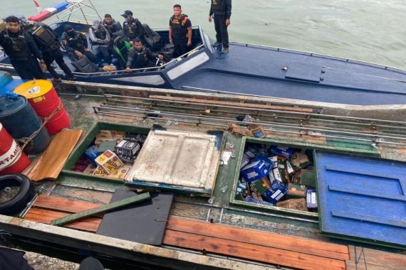 Keren, Bea Cukai Gagalkan Puluhan Ribu Botol MMEA Ilegal di Perairan Batam - JPNN.COM