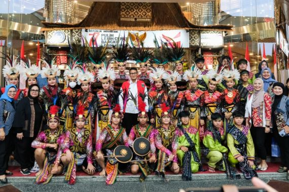 Lepas Puluhan Pelajar SMP Lomba di Turki, Sandiaga: Bangga Generasi Muda Promosikan Budaya Indonesia - JPNN.COM