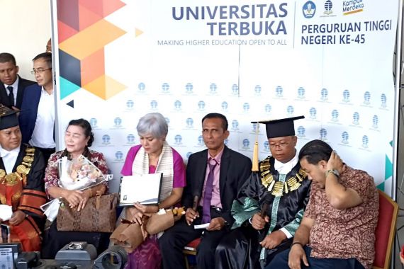 Ayah Brigadir J Hadiri Wisuda UT, Ada Cerita soal 2 Keinginan Tak Terlaksana - JPNN.COM