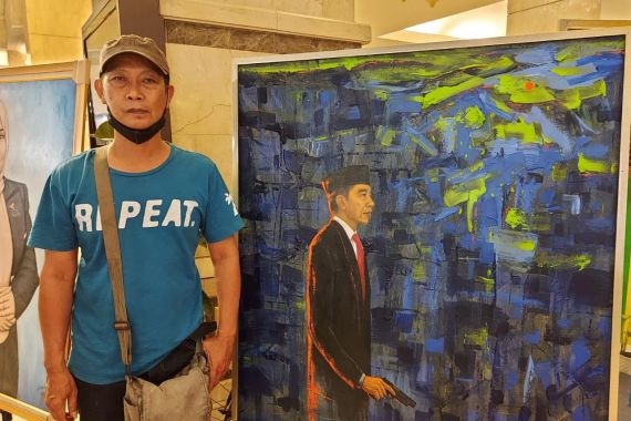 Lihat, Lukisan Jokowi Memegang Pistol Ramaikan Pameran Kemerdekaan RI, Apa Maknanya? - JPNN.COM