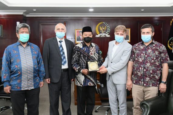 Ustaz HNW Tegaskan Indonesia Dukung Perjuangan Universitas Al Quds Yerusalem - JPNN.COM
