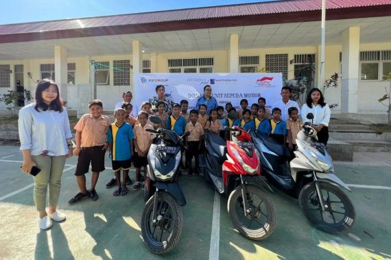Bantu Guru Muda Garda Depan di Rote Ndao, FIFGROUP Donasikan 3 Sepeda Motor - JPNN.COM