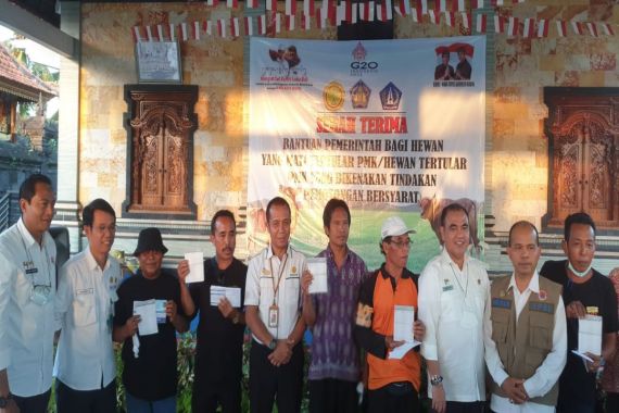 Kementan Salurkan Bantuan Bagi Peternak yang Terdampak PMK di Bali - JPNN.COM