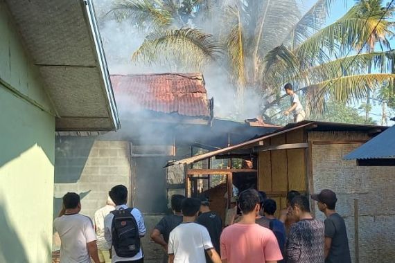 Perumahan Sekolah Dasar 1 Gili Air Lombok Utara Ludes Terbakar - JPNN.COM