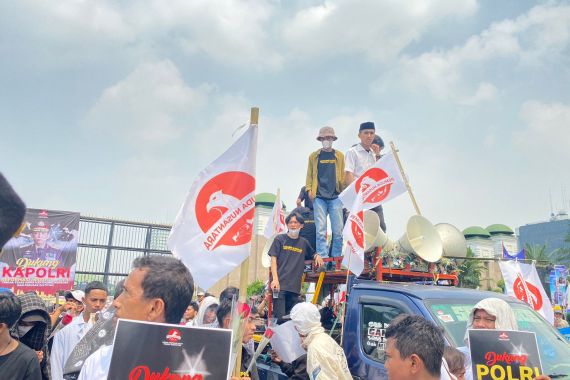 Massa Geruduk DPR, Dukung Kapolri Singkirkan Benalu di Internal Kepolisian - JPNN.COM