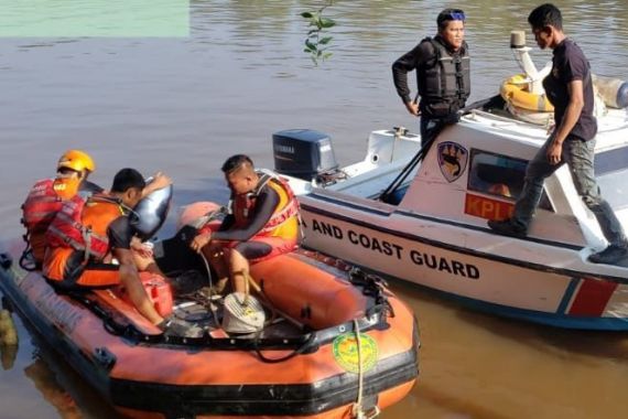Tabrakan, Kapal Pengangkut BBM Tenggelam di Sungai Siak, Irvan Samuel Tewas - JPNN.COM
