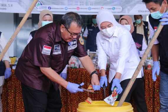 Wakil Wali Kota Palembang dan BPOM Memusnahkan Ribuan Kosmetik Ilegal - JPNN.COM