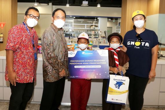 Beasiswa dari Garudafood, Langkah Nyata Cegah Anak Putus Sekolah - JPNN.COM