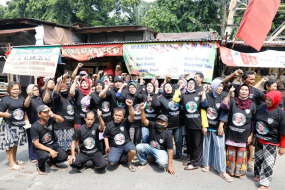 Kowarteg Pendukung Ganjar Beri Bibit Padi & Jagung kepada Petani di Bojonegoro - JPNN.COM