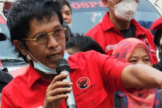 PDIP Gelar Pengobatan Gratis di Bogor, Adian: Perintah Partai Jelas, Jangan Tinggalkan Rakyat - JPNN.COM