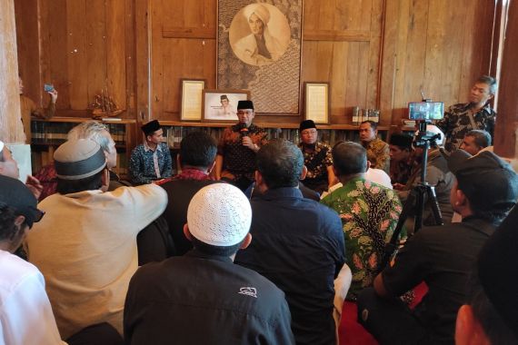 Ratusan Warga dari Berbagai Daerah Sambangi Rumah Anies Baswedan, Ada Apa? - JPNN.COM