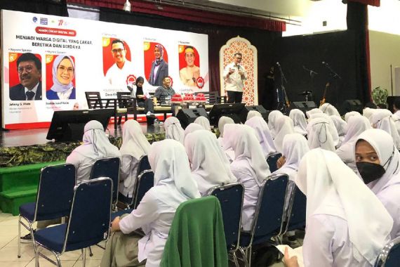 Kemenkominfo Sampaikan Materi Cakap Digital yang Beretika dan Berbudaya di Makassar - JPNN.COM