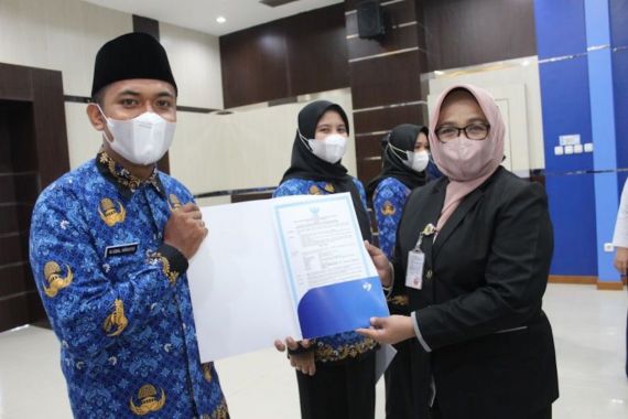 26 Penyuluh KB PPPK di Lingkungan BKKBN Riau Dilantik, Mardalena Berpesan Begini - JPNN.COM