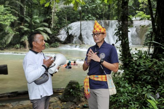 Kunjungi Air Terjun Moramo, Sandiaga Perhatikan Keamanan Wisatawan Hingga Ciptakan Lapangan Kerja - JPNN.COM