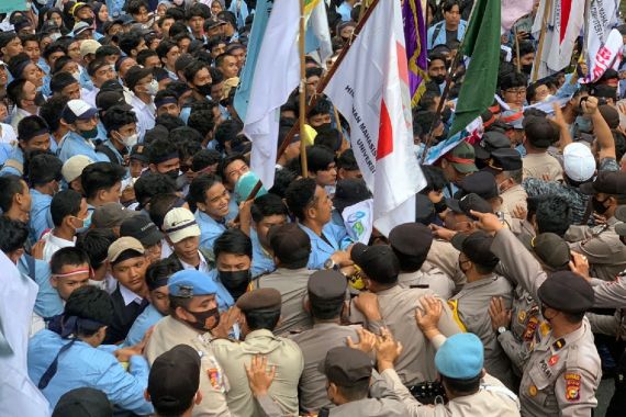 Polisi Bubarkan Demo Mahasiswa Riau Tolak Kenaikan Harga BBM - JPNN.COM