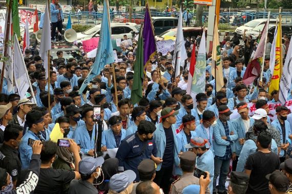 Tolak Kenaikan BBM, Ratusan Mahasiswa Banjiri Kantor DPRD Riau - JPNN.COM