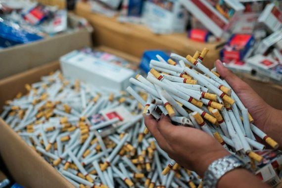 Bea Cukai Menyita Ratusan Ribu Batang Rokok Ilegal di Kendaraan Besar Ini - JPNN.COM