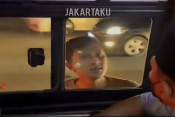 Parah! Seorang Pengemudi Mobil Pukul Pengemudi Transjakarta - JPNN.COM