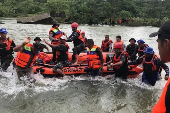Santri yang Hilang Terseret Arus Sungai Brayeuen Ditemukan Sudah Tak Bernyawa - JPNN.COM