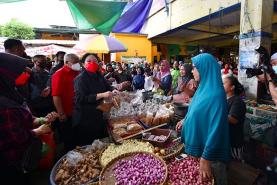 Puan Tinjau Harga Bahan Pangan di Pasar Kebon Roek Mataram, Warga Menyambut, Ada Teriakan Presiden - JPNN.COM