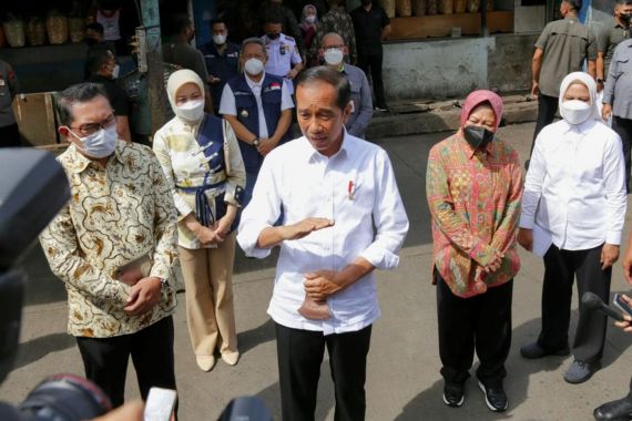 Presiden Jokowi Menyapa Masyarakat di Pasar Cicaheum Bandung, Ada Pesan Penting - JPNN.COM