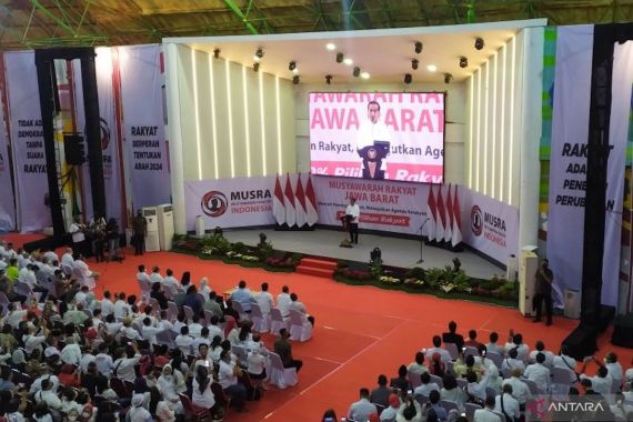 Saat Jokowi Berikan Hadiah Istimewa kepada Sukarelawan Pendukung Presiden 3 Periode - JPNN.COM