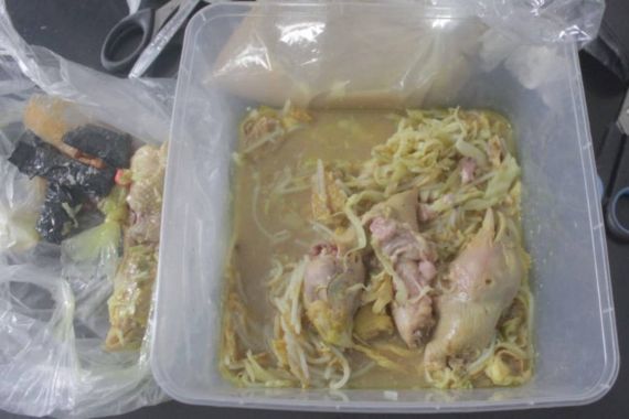 Lihat Tuh Kepala Ayam di Dalam Soto, Begitu Digunting Bikin Heboh - JPNN.COM