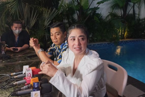 Mediasi dengan Ketua RT, Dewi Perssik Malah Menangis, Ada Apa? - JPNN.COM