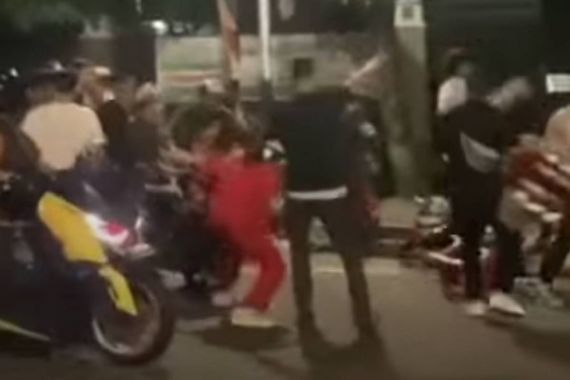 Video Viral Pengendara Motor Knalpot Bising Menghajar Sekelompok Warga, Siap-siap Saja, Bro! - JPNN.COM