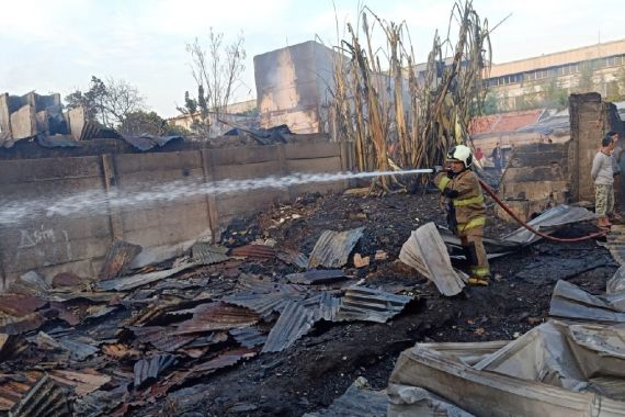 40 Rumah Kebakaran di Cakung, 80 Personel Damkar Bergerak - JPNN.COM
