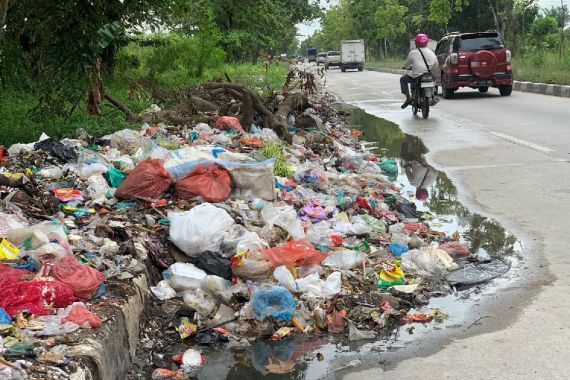 Lihat, Kondisi Jalanan di Pekanbaru Memprihatinkan, Sampah Berserakan dan Bau Busuk - JPNN.COM