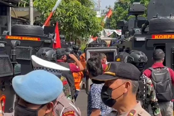 5 Tersangka Pembunuhan Brigadir J Hadiri Rekonstruksi, Ferdy Sambo Bertemu Bharada E - JPNN.COM